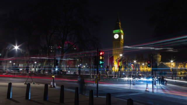 Time-lapse-4K-of-traffic-in-front-of-Big-Ben-at-night