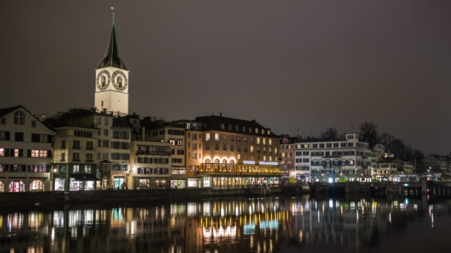 Suiza-noche-luz-famoso-zurich-limmat-río-lado-reflexión-panorama-4k-lapso-de-tiempo
