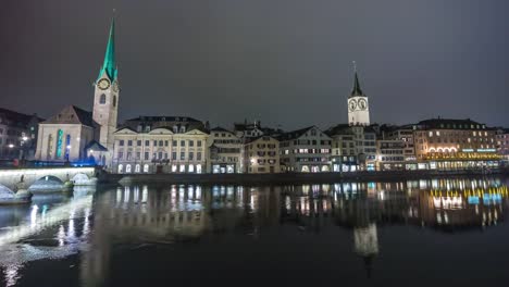Suiza-zurich-noche-luz-limmat-famoso-río-lado-paisaje-panorama-4k-lapso-de-tiempo