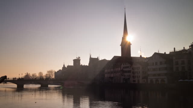 der-Schweiz-Sonnenuntergang-Himmel-berühmten-Zürich-Fluss-Dame-Münster-Dom-Panorama-4k-Zeitraffer