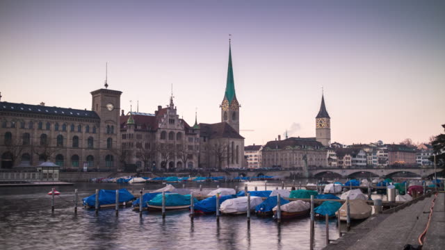 der-Schweiz-Sonnenuntergang-Abend-berühmten-Zürich-Stadt-Scape-Boot-Parkplatz-Fluss-Seite-Panorama-4k-Zeitraffer