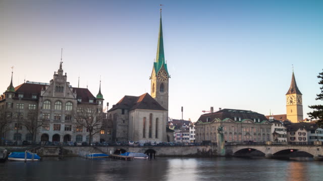 der-Schweiz-Sonnenuntergang-berühmten-Zürich-Dame-Münster-Dom-Türme-Fluss-Seite-Stadtpanorama-4k-Zeitraffer