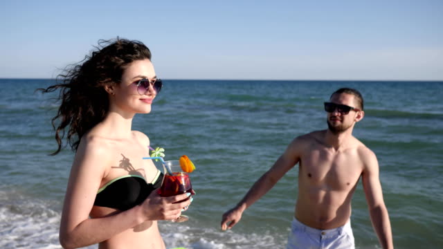 fin-de-semana-de-playa-para-las-personas,-pareja-de-vacaciones-en-el-amor-en-islas-exóticas,-amantes-y-caminando-con-cócteles