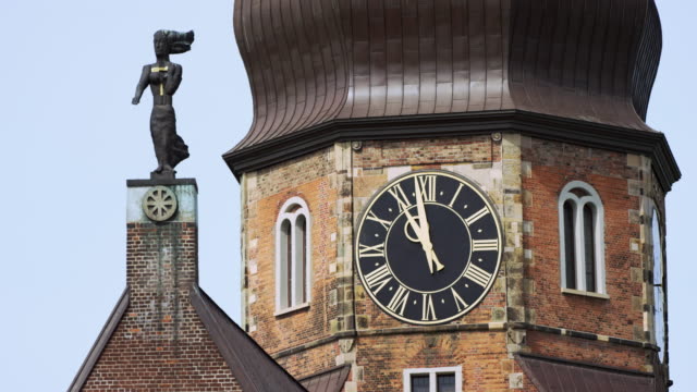 Cerrar-vista-de-reloj-St-Katharinen-en-Hamburgo