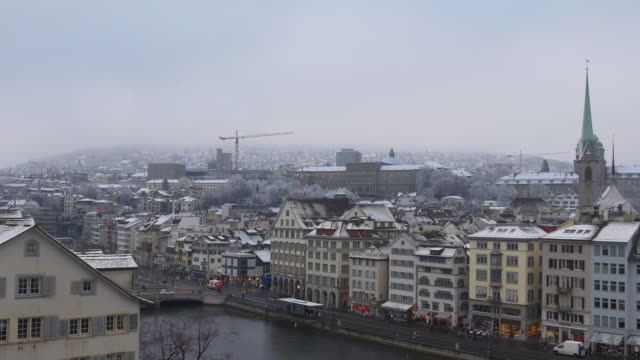 punto-de-vista-de-invierno-de-Catedral-de-la-ciudad-de-Suiza-zurich-grossmunster-panorama-4k