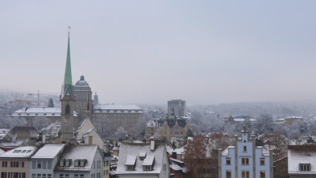 Schweiz-Zürich-Limmat-am-Flussufer-Stadtbild-Winter-Aussichtspunkt-verschneite-Panorama-4k
