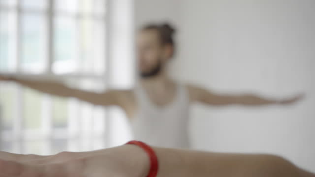 junger-sportlicher-Mann-und-Frau,-die-Ashtanga-Yoga-machen