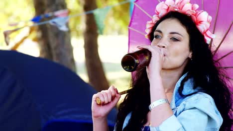 Mujer-bebiendo-cerveza-en-el-festival-de-música-de-4k