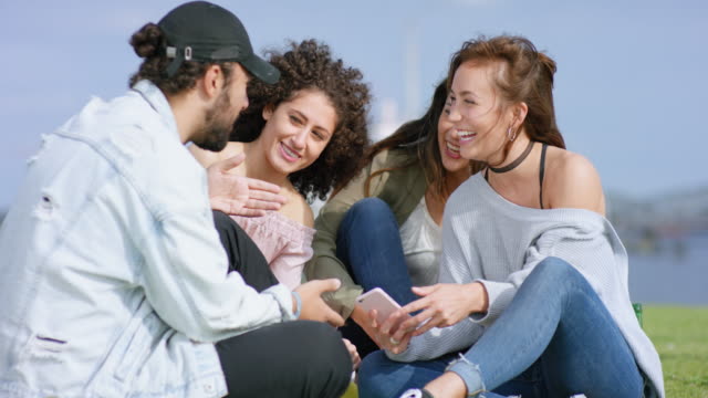 Multiethnische-Gruppe-junger-Leute-draußen-Spaß-mit-smartphone