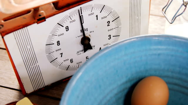 Uhr-und-braunen-Eiern-auf-Holztisch-4k