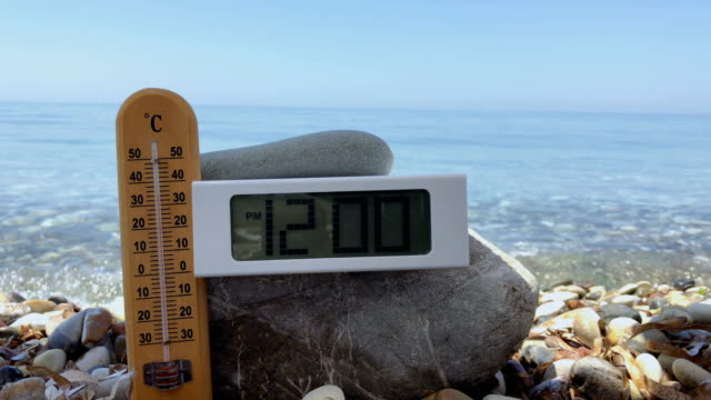 Thermometer-zeigt-die-Temperatur-der-Luft-um-die-Mittagszeit-am-Strand