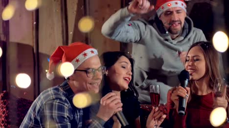 Ein-Mann-tritt-in-zwei-singende-Frauen-bei-der-Weihnachtsfeier.