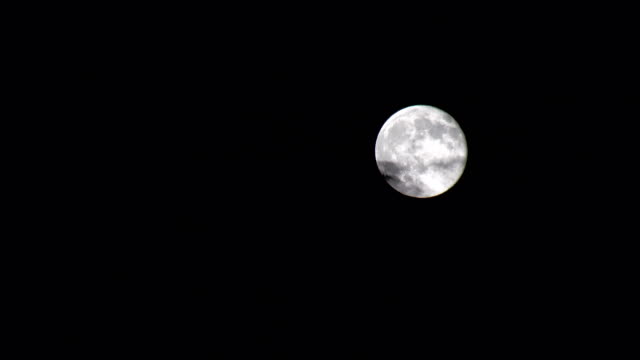 Rising-Moon---bedeckt-dunkle-Wolken-den-Mond,-Zeitraffer