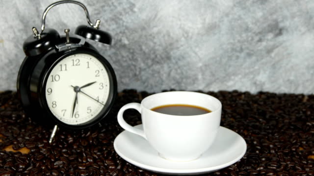 4k-der-Kaffeetasse-und-Wecker