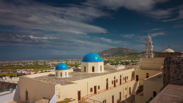 sonnigen-Tag-Santorini-Insel-Fira-Stadt-Kirche-Glockenturm-Dächer-Panorama-4-k-Zeit-hinfällig,-Griechenland