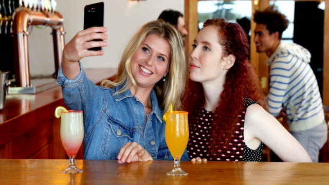 Freundinnen-unter-Selfie-mit-Handy-4k