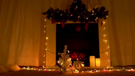Celebración-de-Navidad-y-año-nuevo-junto-a-la-chimenea-en-la-habitación