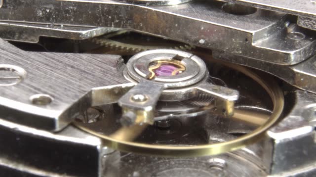 The-mechanism-of-old-watches