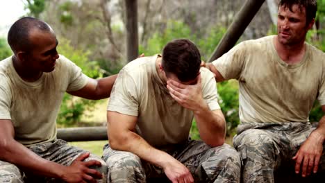 Militray-soldiers-consoling-their-teammate-at-boot-camp-4k