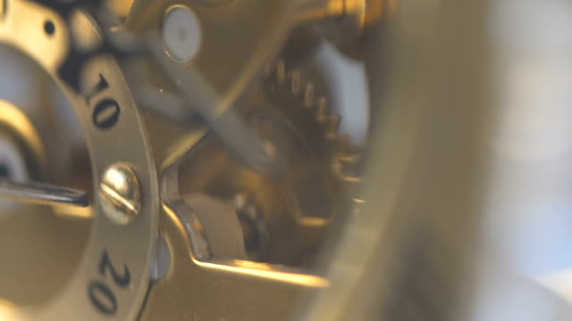 Clock-mechanism-beating-the-time-quickly
