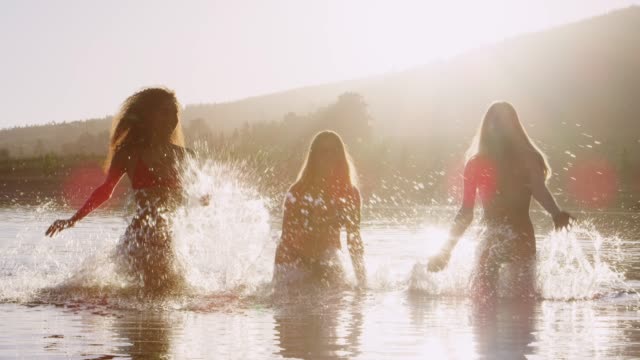 Drei-Freundinnen-laufen-und-Planschen-im-See