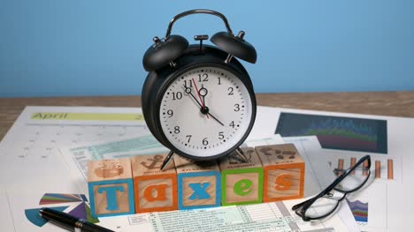 Impuesto-sobre-la-renta-plazo-acercarse-con-reloj-despertador