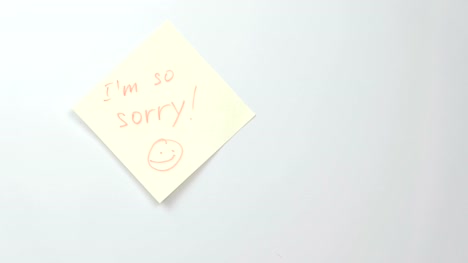 Note-on-yellow-sticker-paper-sheets-with-words-i'm-so-sorry.-Family-note.