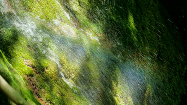 Zeitlupe,-Wasserfall,-Strom-in-Bergen-in-high-Speed-Frame-rate