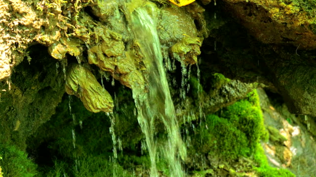 Zeitlupe,-Wasserfall,-Strom-in-Bergen-in-high-Speed-Frame-rate