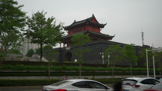 Regentag-Wuhan-Stadt-Verkehr-Straße-Bürgersteig-Tempel-Ansicht-4k-china