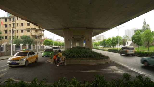 Wuhan-Stadtverkehr-Regentag-überbrücken-unter-Panorama-4k-china