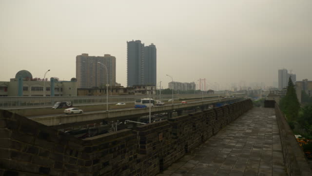 Regentag-Wuhan-Stadt-berühmten-alten-Tempel-Fußgängerbrücke-Panorama-4k-china