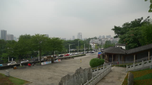 Regentag-Wuhan-Stadt-Verkehr-Straße-Straße-Kreuzung-Panorama-4k-china