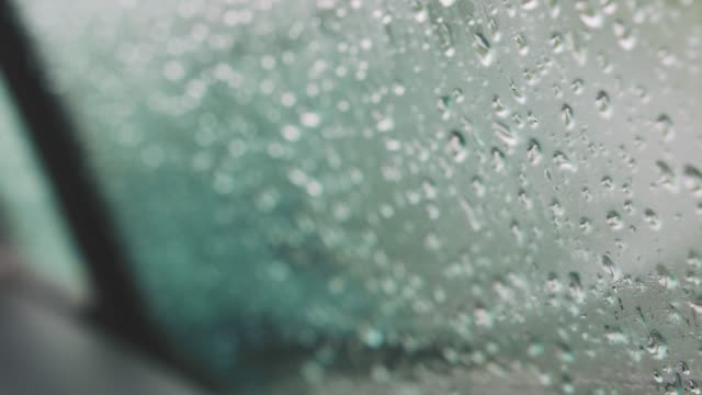 Regentropfen-abrutschen-das-Fensterglas