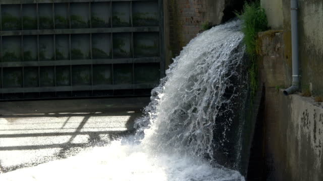 Wasser-fällt-im-Wasserkraftwerk-in-4-k-Zeitlupe