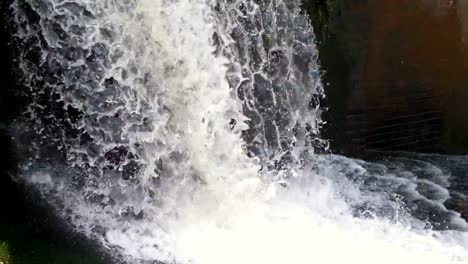 Agua-que-cae-en-hidroeléctrica-en-4-k-lenta