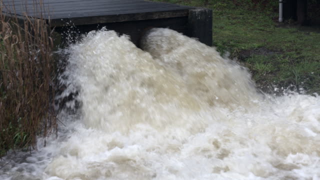 Inundación-lenta-UHD-agua-drenaje-4K