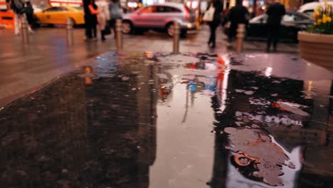 Times-Square-New-York-City-Reflexionen-verregnete-Straße-4K