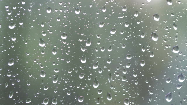 Fuerte-lluvia-en-la-ventana-en-4-k-lenta-60fps