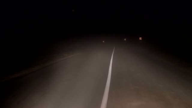 En-la-conducción-de-un-coche-en-carretera-por-la-noche-en-la-densa-niebla-y-poca-visibilidad-en-el-Turn