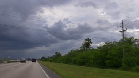 Vereinigte-Staaten-Sturm-Himmel-Sommertag-Florida-Straße-Reise-Fahrt-4-K