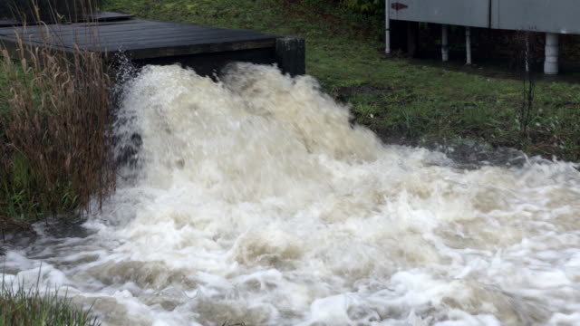 Inundación-estación-de-bombeo-de-agua-drenaje-4-K-de-movimiento-lento