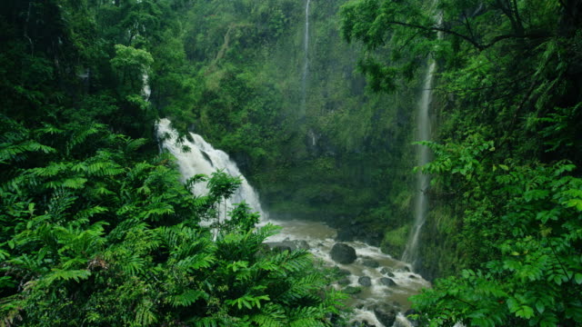 Amazing-waterfall-in-tropical-rain-forest-on-the-road-to-Hana-in-Maui,-Hawaii