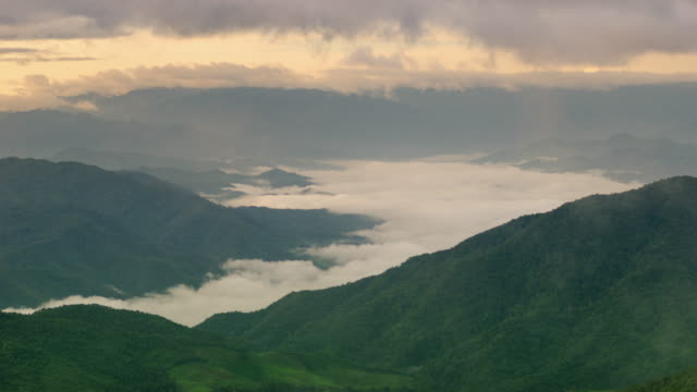 Sonnenaufgang-in-Thailand-mit-Nebel-über-Berg