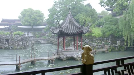 Humilde-el-jardín-del-administrador-en-Suzhou,-China.-día-de-la-lluvia