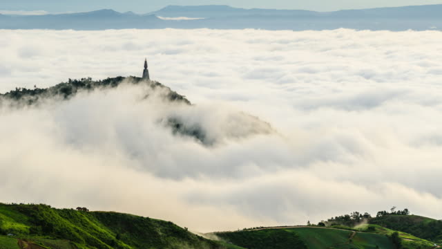 Neblige-Wolke-bewegt-über-hohen-Berg