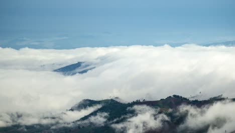 Neblige-Wolke-bewegt-über-hohen-Berg