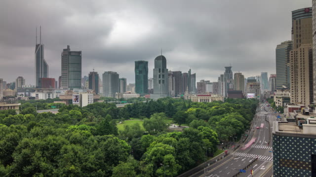 cielo-de-tormenta-China-shanghai-panorama-superior-de-los-techo-calle-de-ciudad-Parque-tráfico-4k-lapso-de-tiempo
