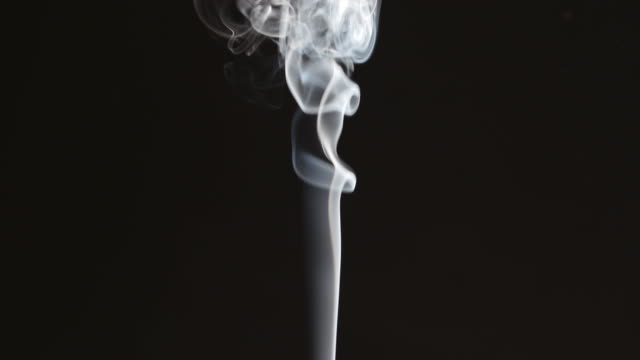 Dünne-Rauch-Stream-auf-schwarzem-Hintergrund