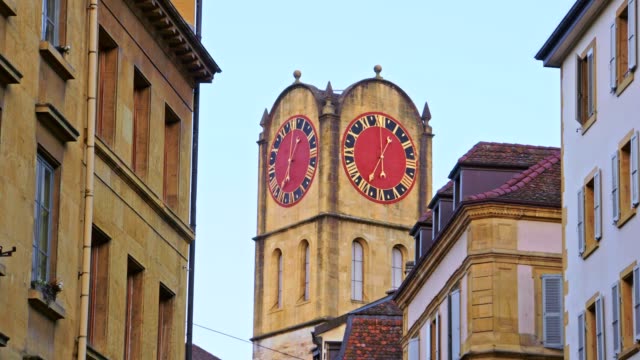 Ansicht-von-Vintage-Glockenturm-in-Neuchatel,-Schweiz